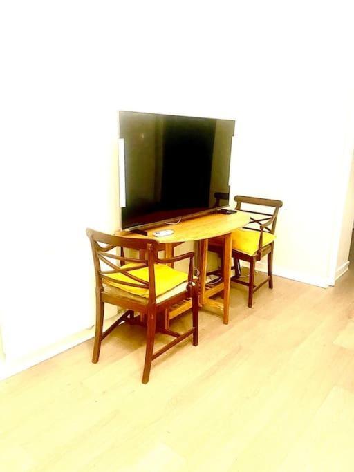 Chic Studio In Leicester Sqaure! Лондон Экстерьер фото