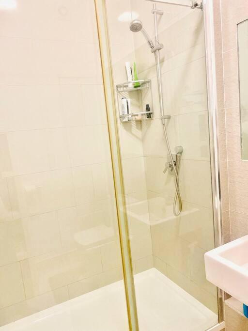 Chic Studio In Leicester Sqaure! Лондон Экстерьер фото
