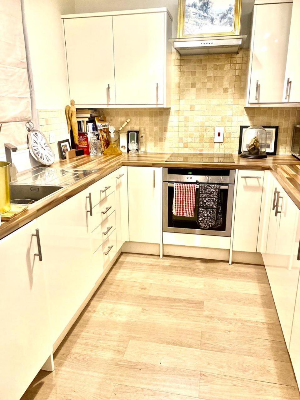Chic Studio In Leicester Sqaure! Лондон Экстерьер фото
